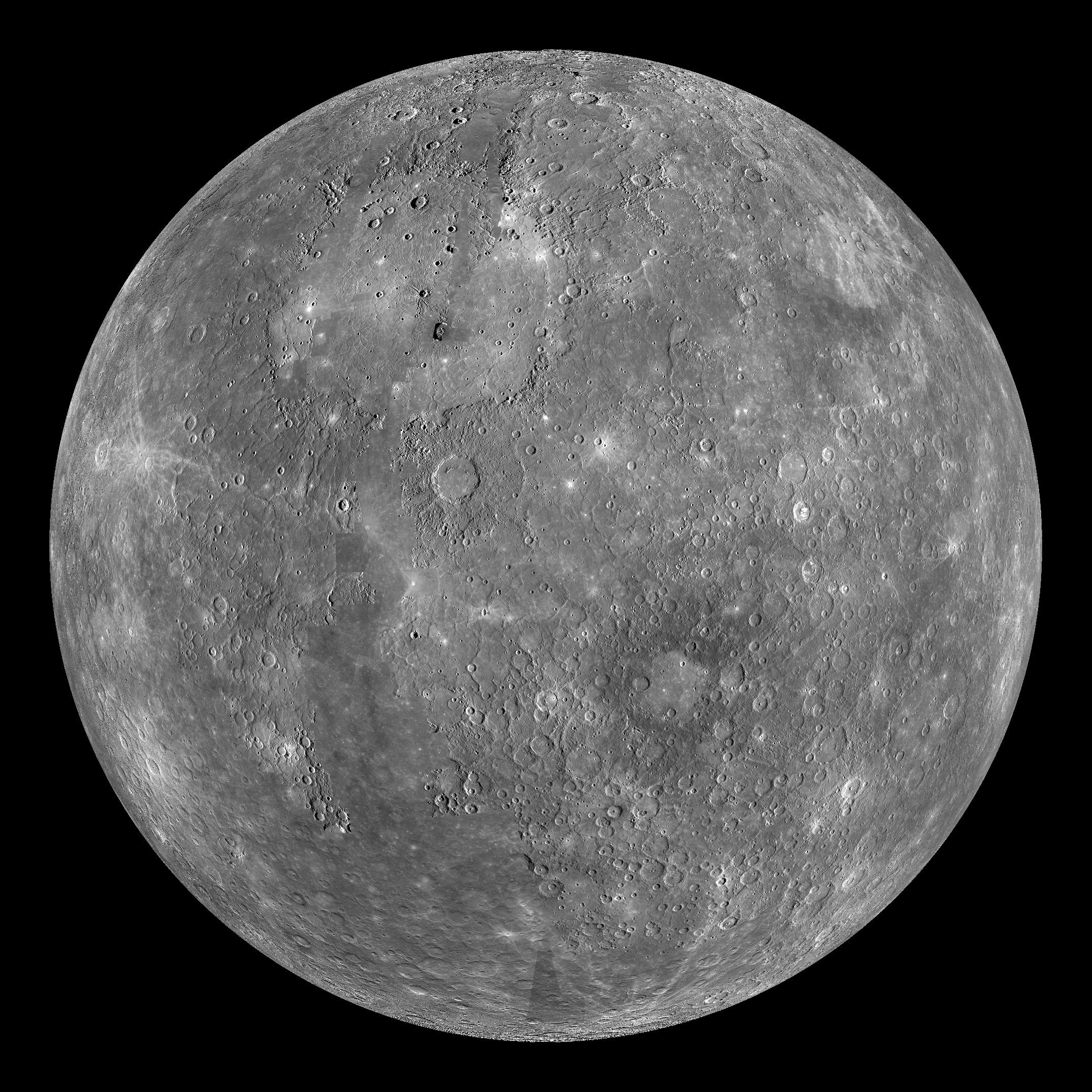 Mosaico global de Mercurio en proyección ortográfica: un globo gris cubierto de cráteres, con la gran cuenca de impacto Caloris dominando el hemisferio norte.