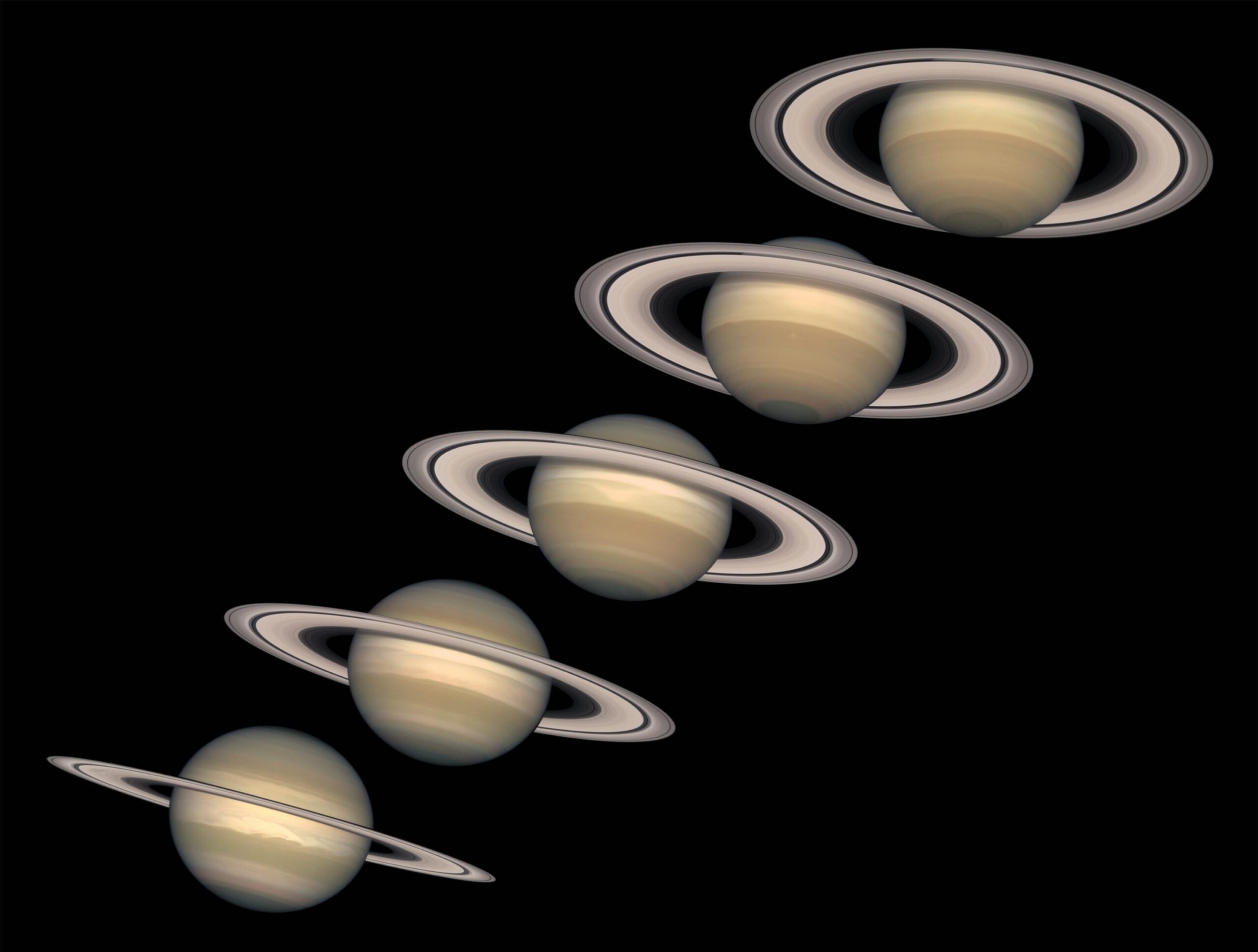 Cinco fotografías de Saturno colocadas en diagonal sobre fondo negro, de abajo a la izquierda a arriba a la derecha: en la primera los anillos son casi una línea recta que cruza el planeta, y en cada una siguiente aparecen más inclinados, hasta formar un óvalo ancho que rodea el disco por completo.