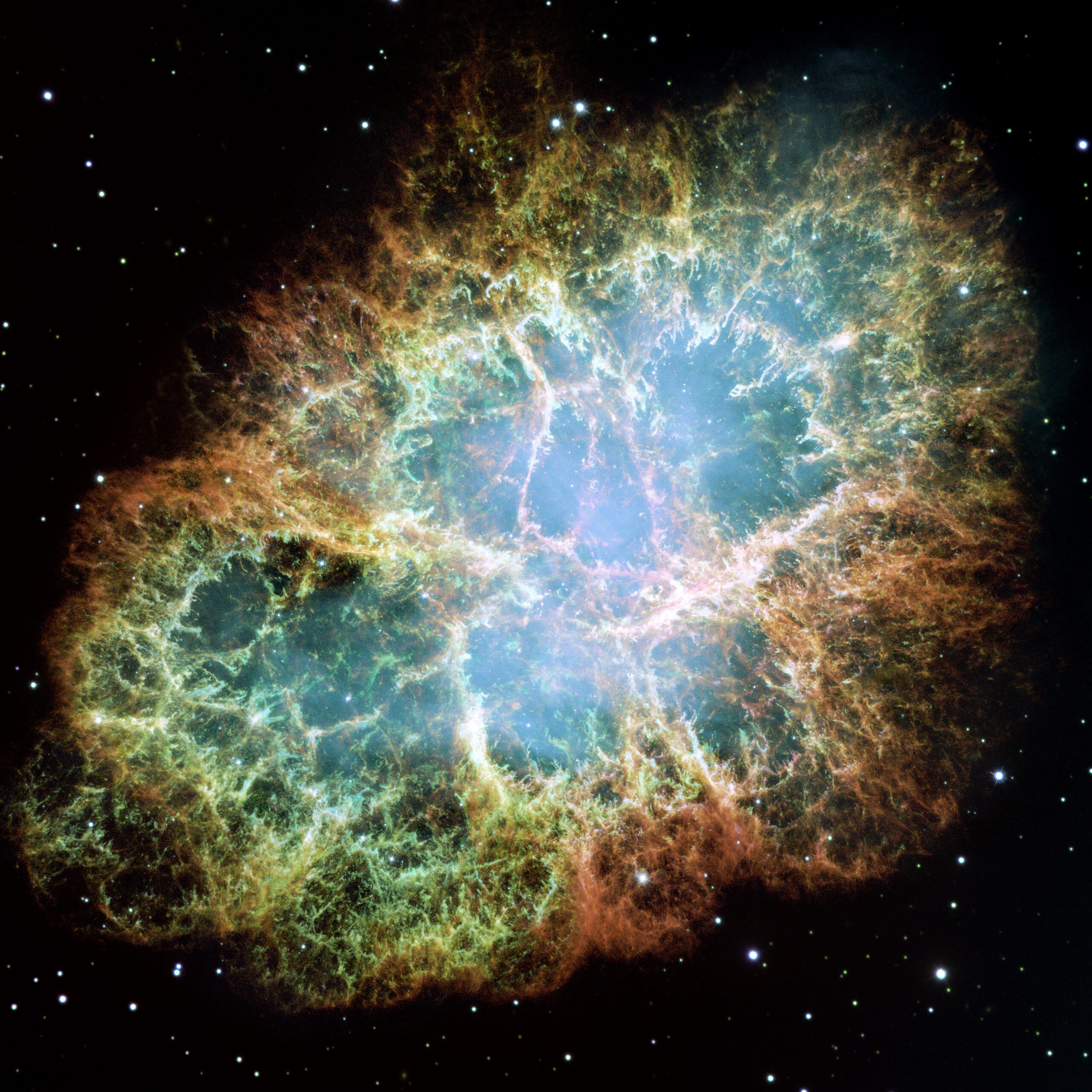 Mosaico del Hubble de la Nebulosa del Cangrejo: una maraña ovalada de filamentos naranjas y rojizos, restos desgarrados de la estrella, que envuelve un interior azulado y difuso iluminado por el púlsar central.