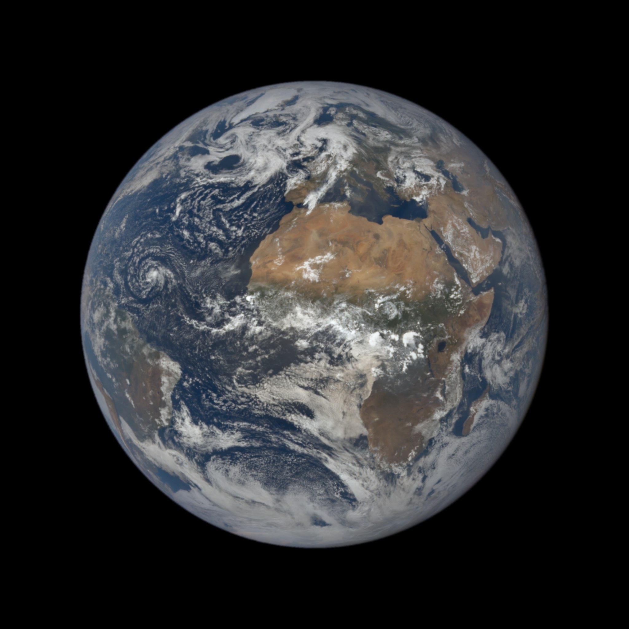 La Tierra entera iluminada por el Sol vista desde el espacio profundo, con el desierto del Sahara y el Mediterráneo en el centro del disco, Europa asomando entre nubes cerca del borde superior y el Atlántico a la izquierda.