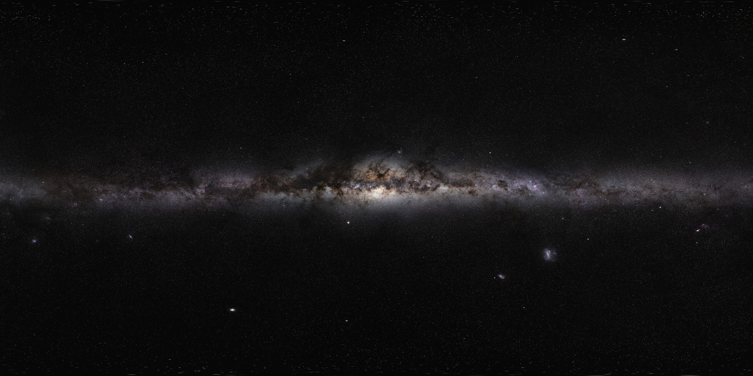 Panorámica de 360 grados del cielo entero: la banda de la Vía Láctea cruza la imagen de lado a lado, con el bulbo brillante del centro de la Galaxia en el medio y manchas oscuras de polvo recortadas sobre el fondo de estrellas.
