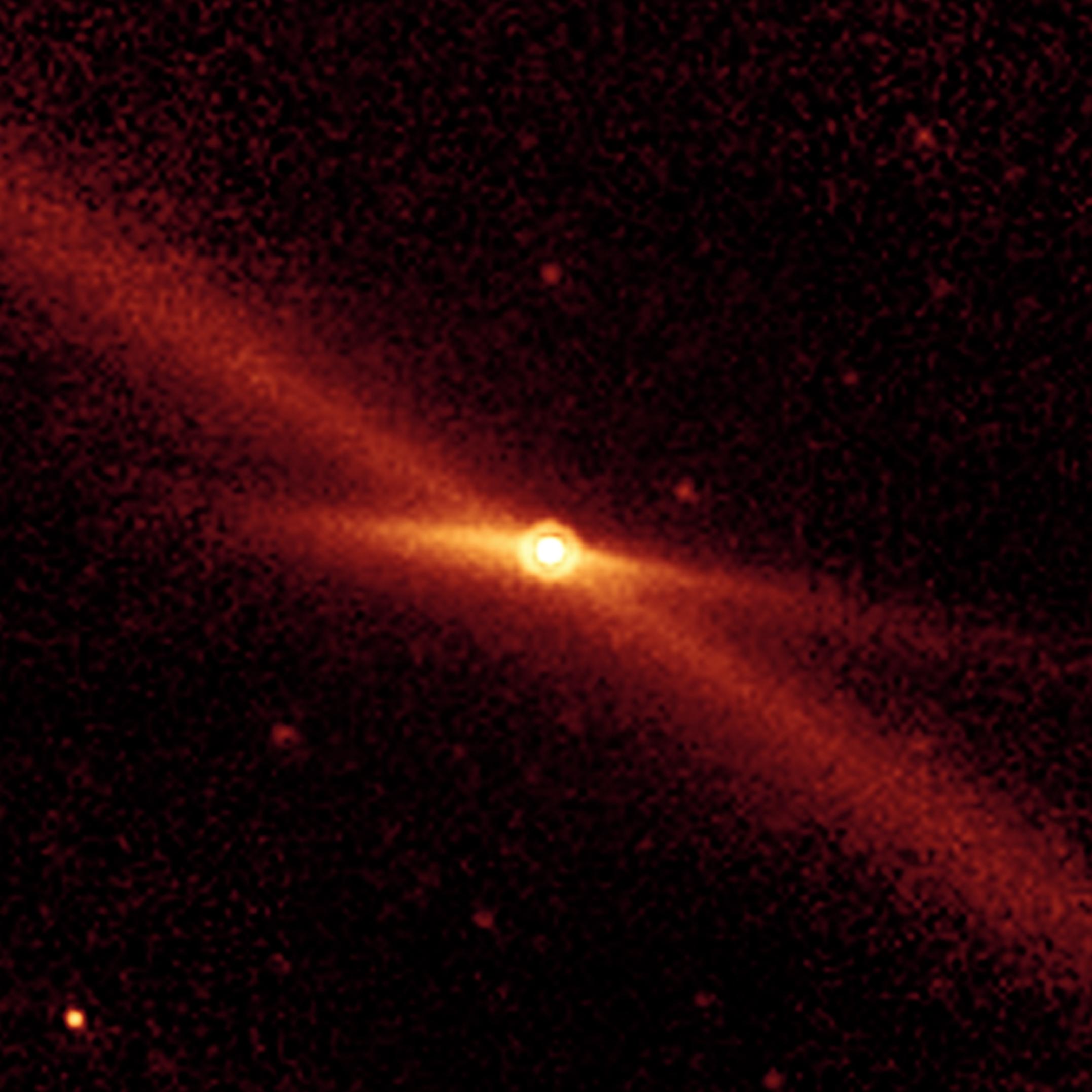Imagen infrarroja del telescopio Spitzer: un punto blanco muy brillante, el cometa 2P/Encke, sobre una banda difusa de color naranja que cruza toda la escena en diagonal y que es el rastro de escombros que el cometa ha ido dejando en su órbita.