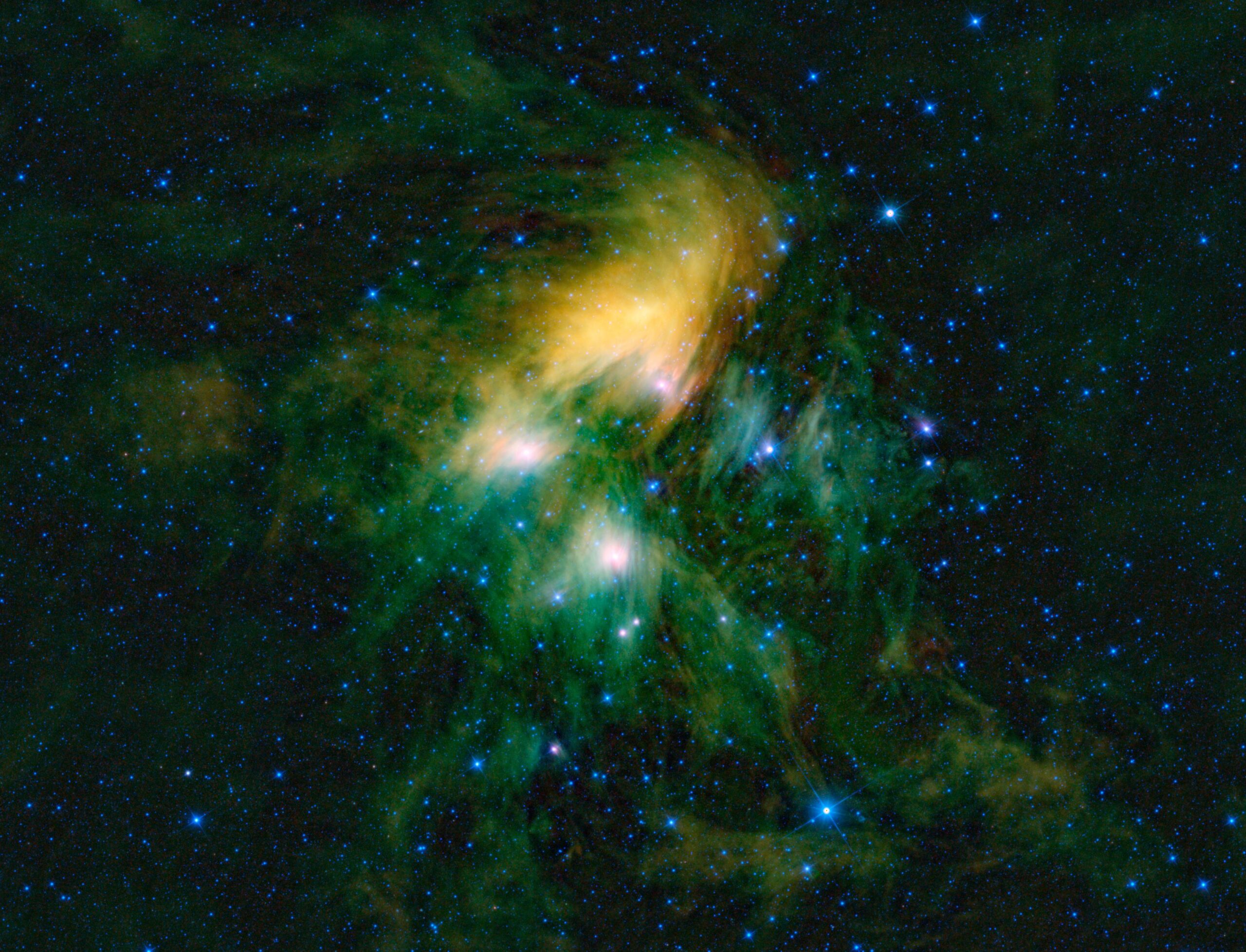 Las Pléyades en luz infrarroja: un puñado de estrellas azuladas envueltas en filamentos de polvo anaranjado que las rodean como plumas, sobre un fondo negro sembrado de estrellas más débiles.