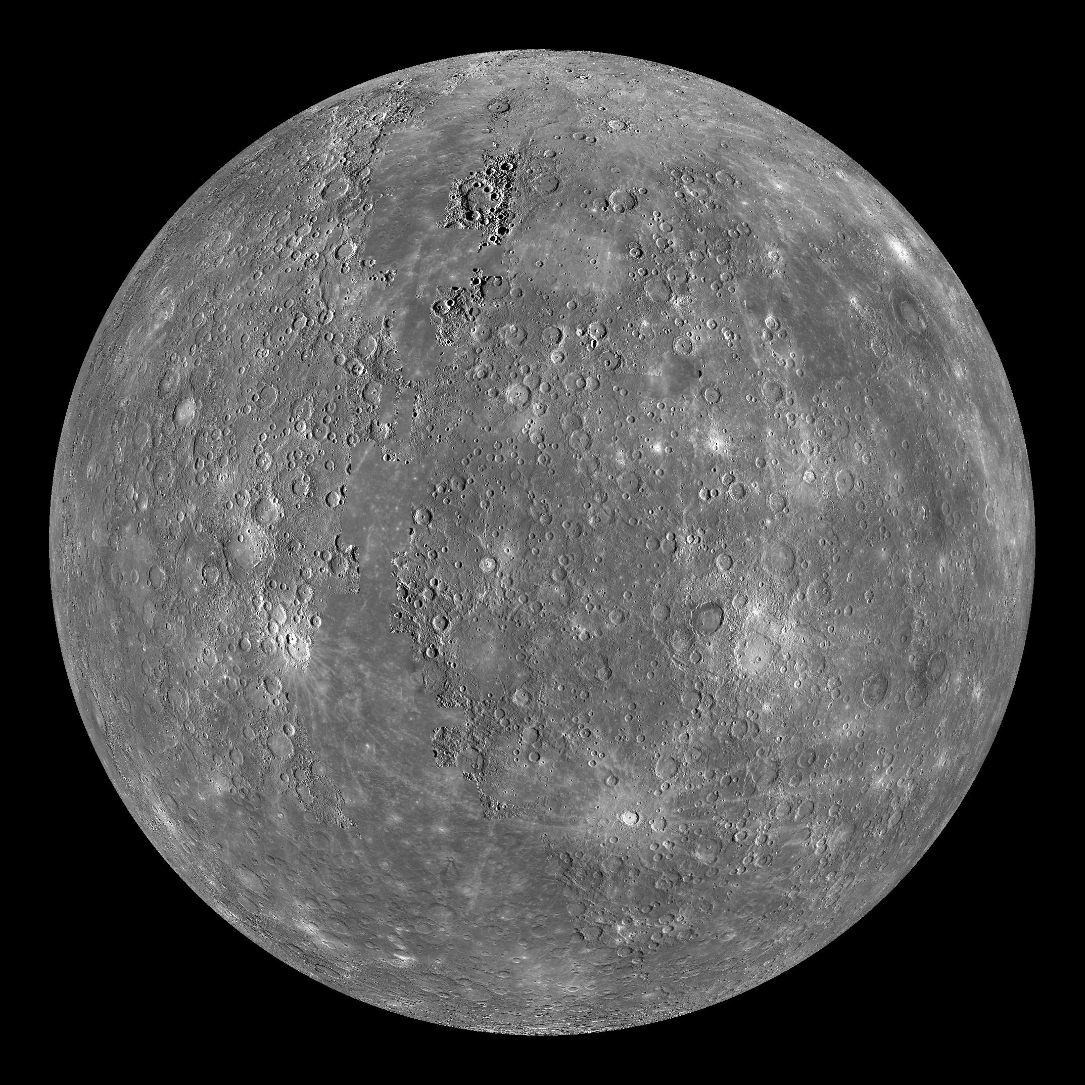 El globo completo de Mercurio en gris sobre fondo negro, sembrado de cráteres de todos los tamaños, con varias manchas brillantes de las que salen rayas claras y una franja vertical de tonos algo distintos a la izquierda del centro, donde se unen las fotos del mosaico.